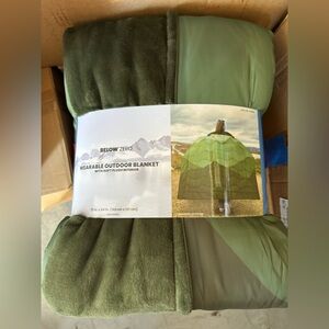 Weatherproof Outdoor Blanket with Detachable Hood brand new